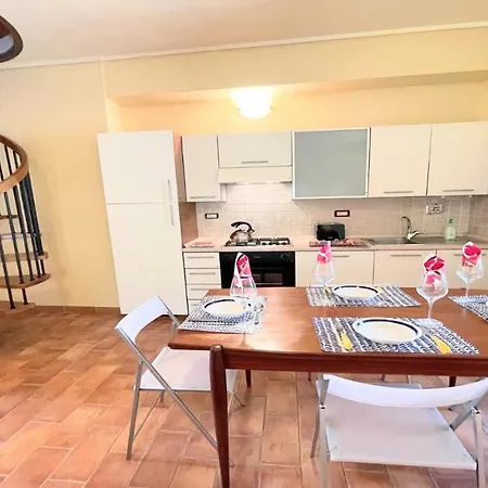 Traditional Town House Central - Car Is Unnecessary - Wifi - Sleeps 10