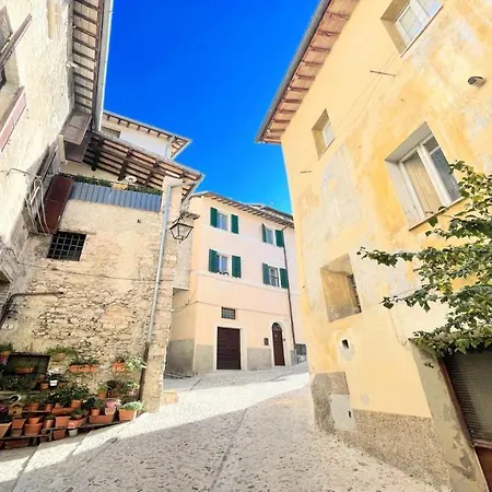 Traditional Town House Central - Car Is Unnecessary - Wifi - Sleeps 10 Villa