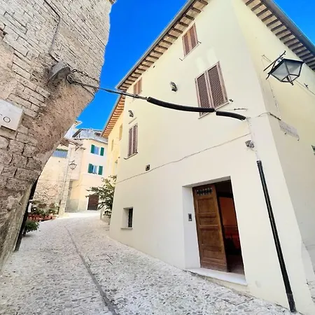 Traditional Town House Central - Car Is Unnecessary - Wifi - Sleeps 10