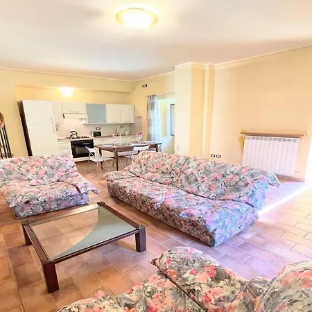 Traditional Town House Central - Car Is Unnecessary - Wifi - Sleeps 10 Villa