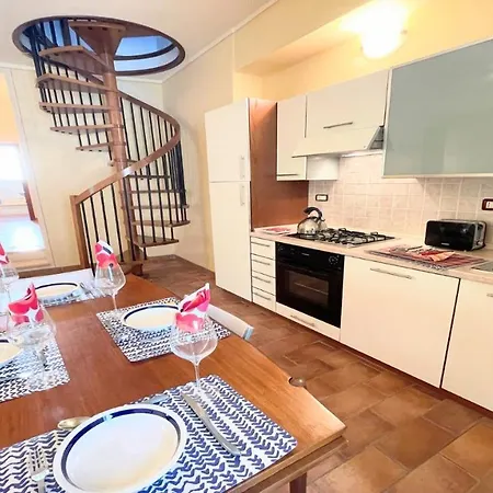 Traditional Town House Central - Car Is Unnecessary - Wifi - Sleeps 10 Villa