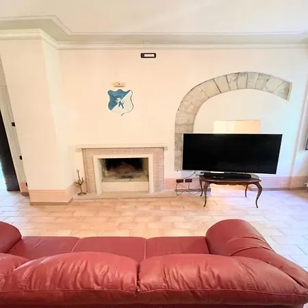 Traditional Town House Central - Car Is Unnecessary - Wifi - Sleeps 10 Villa