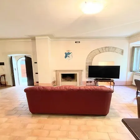 Traditional Town House Central - Car Is Unnecessary - Wifi - Sleeps 10 Villa
