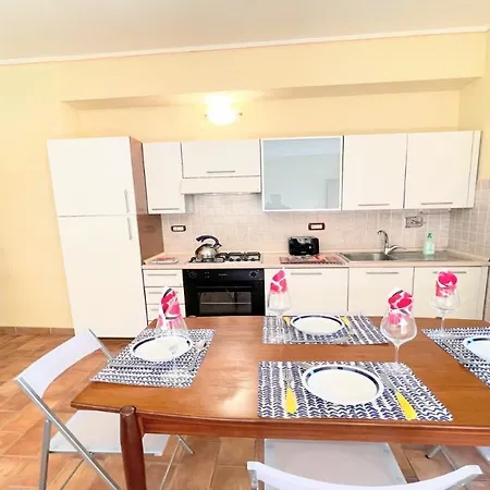 Traditional Town House Central - Car Is Unnecessary - Wifi - Sleeps 10 *