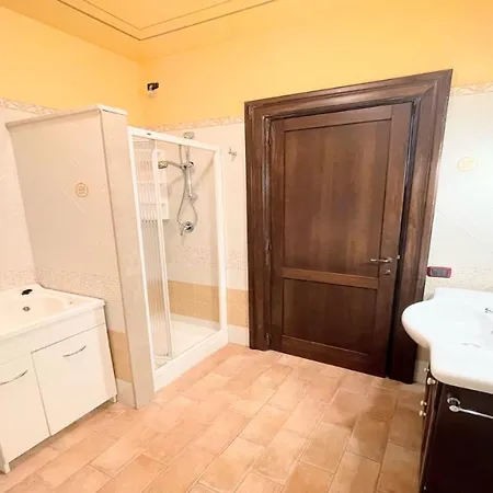 Traditional Town House Central - Car Is Unnecessary - Wifi - Sleeps 10 Villa