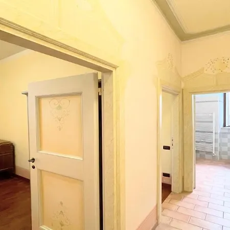 Traditional Town House Central - Car Is Unnecessary - Wifi - Sleeps 10
