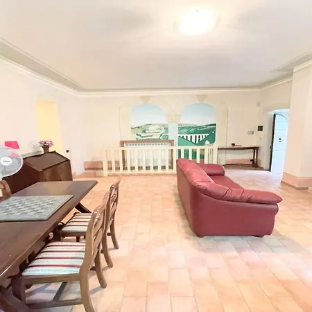 Traditional Town House Central - Car Is Unnecessary - Wifi - Sleeps 10 *