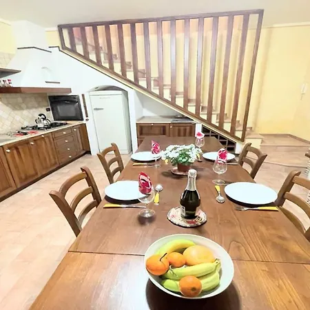 Traditional Town House Central - Car Is Unnecessary - Wifi - Sleeps 10 *