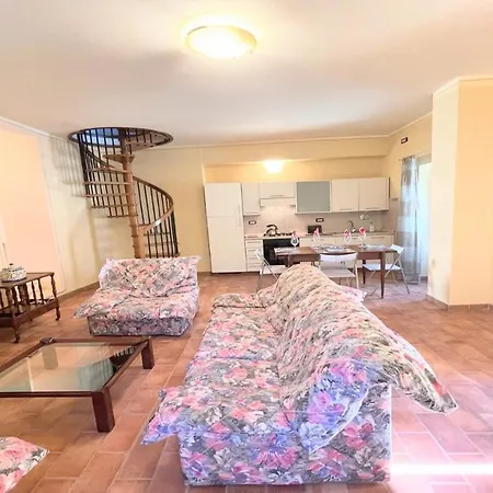 Traditional Town House Central - Car Is Unnecessary - Wifi - Sleeps 10 Villa *