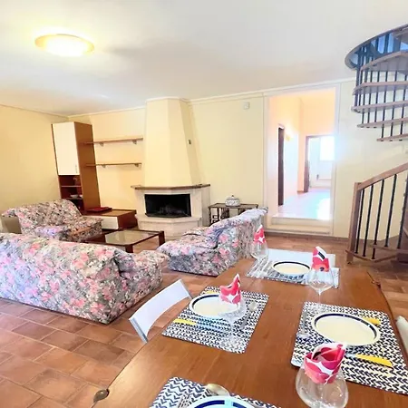 Traditional Town House Central - Car Is Unnecessary - Wifi - Sleeps 10 Villa *